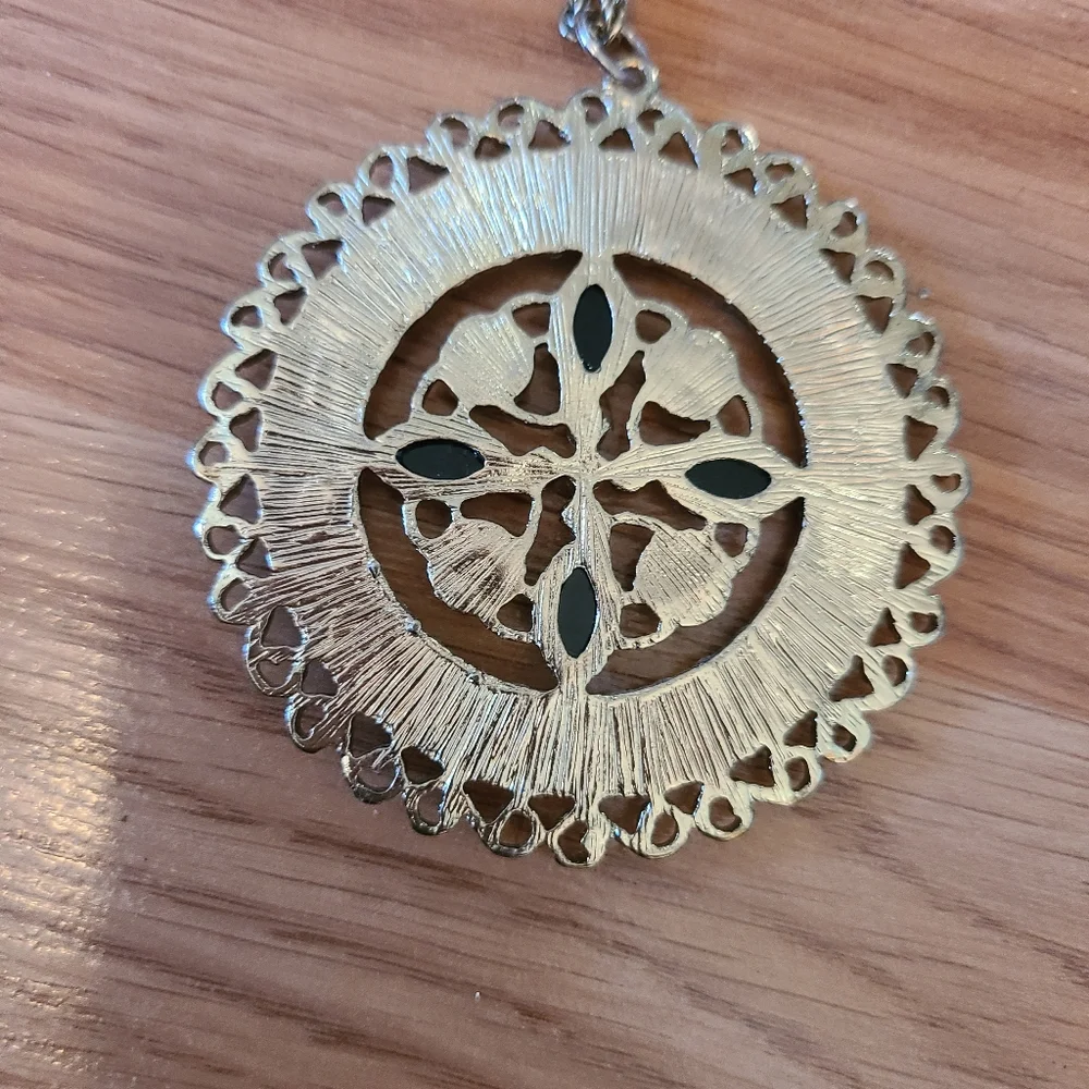 🌟 4/$20 Claire's Gold Colored Pendant Long Necklace - Picture 4 of 4